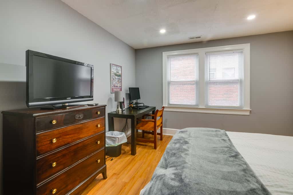 Easy Metro Access: WFH-Friendly Apt 7 Mi to DC!