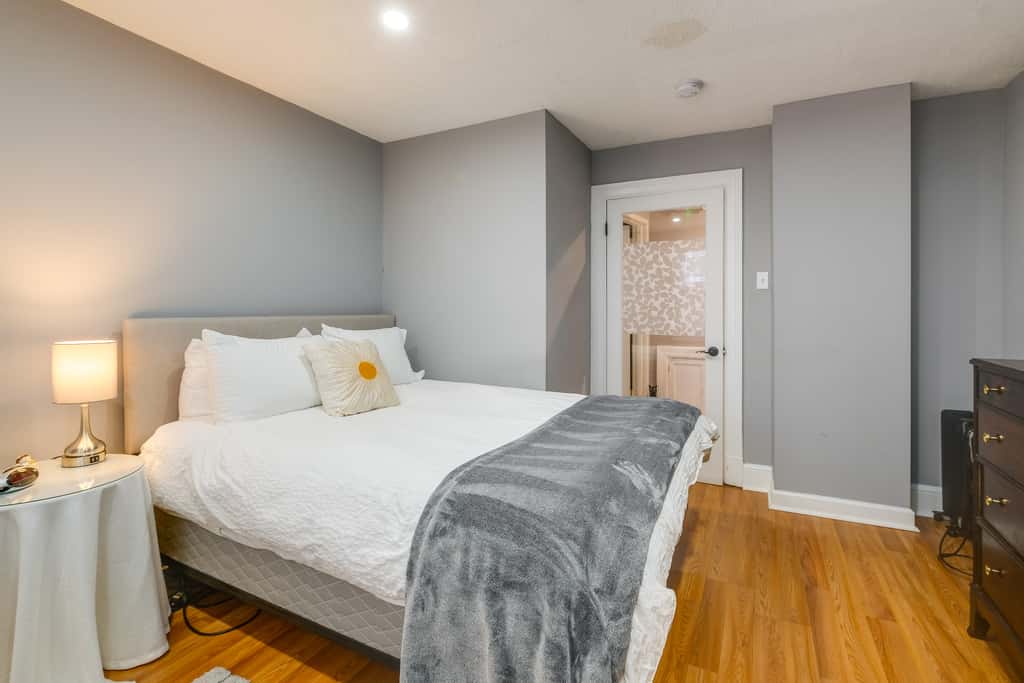 Easy Metro Access: WFH-Friendly Apt 7 Mi to DC!