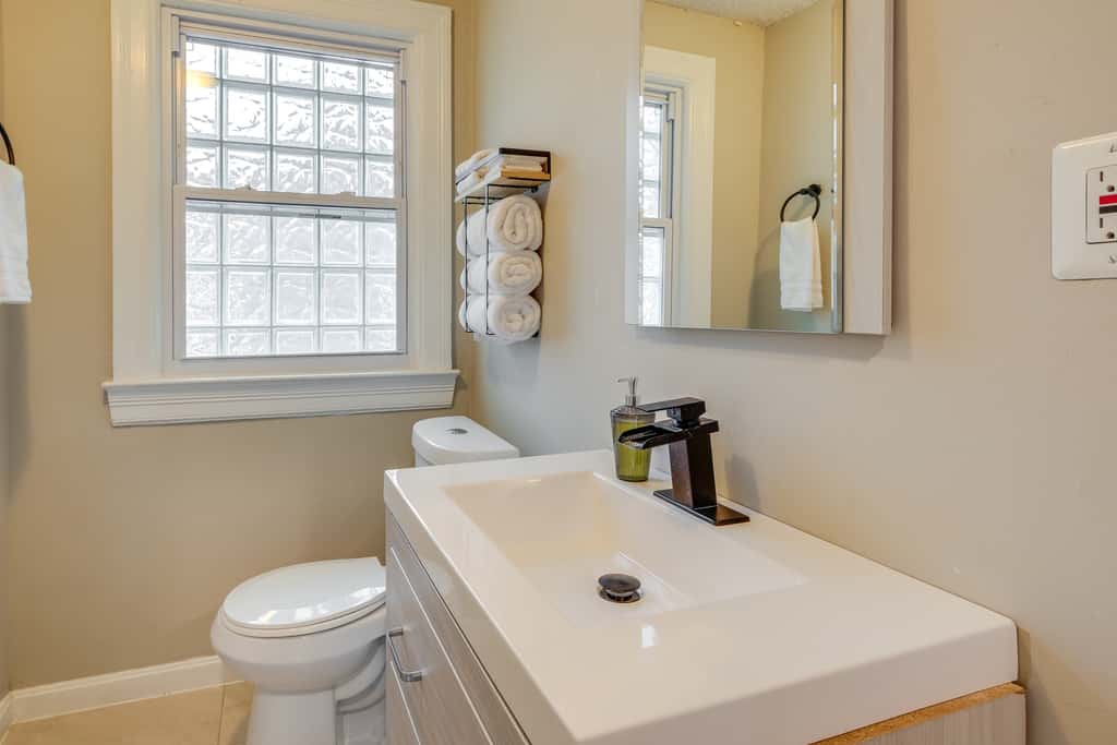 Easy Metro Access: WFH-Friendly Apt 7 Mi to DC!