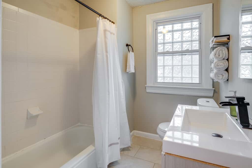 Easy Metro Access: WFH-Friendly Apt 7 Mi to DC!