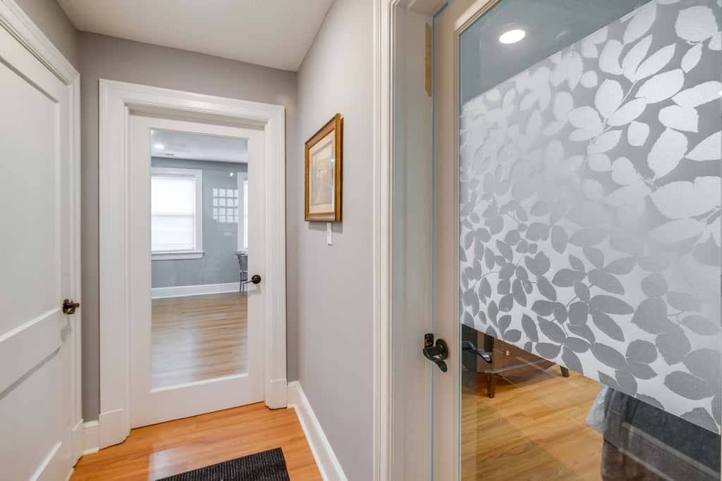 Easy Metro Access: WFH-Friendly Apt 7 Mi to DC!