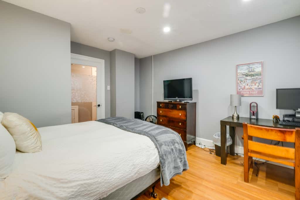 Easy Metro Access: WFH-Friendly Apt 7 Mi to DC!