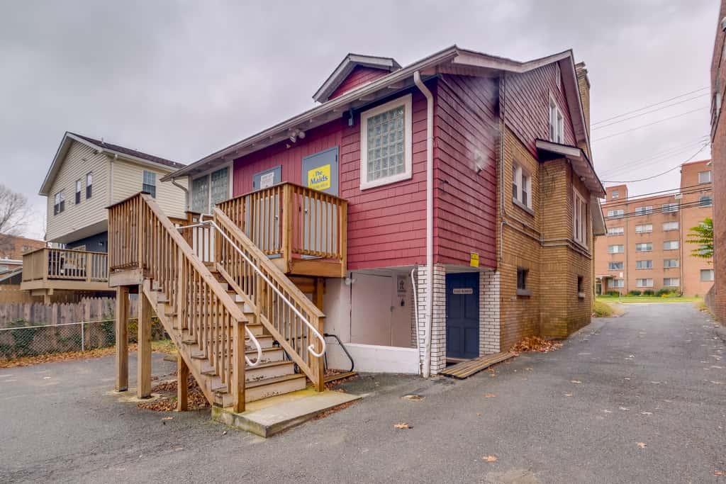 Easy Metro Access: WFH-Friendly Apt 7 Mi to DC!