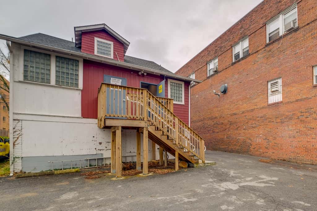 Easy Metro Access: WFH-Friendly Apt 7 Mi to DC!