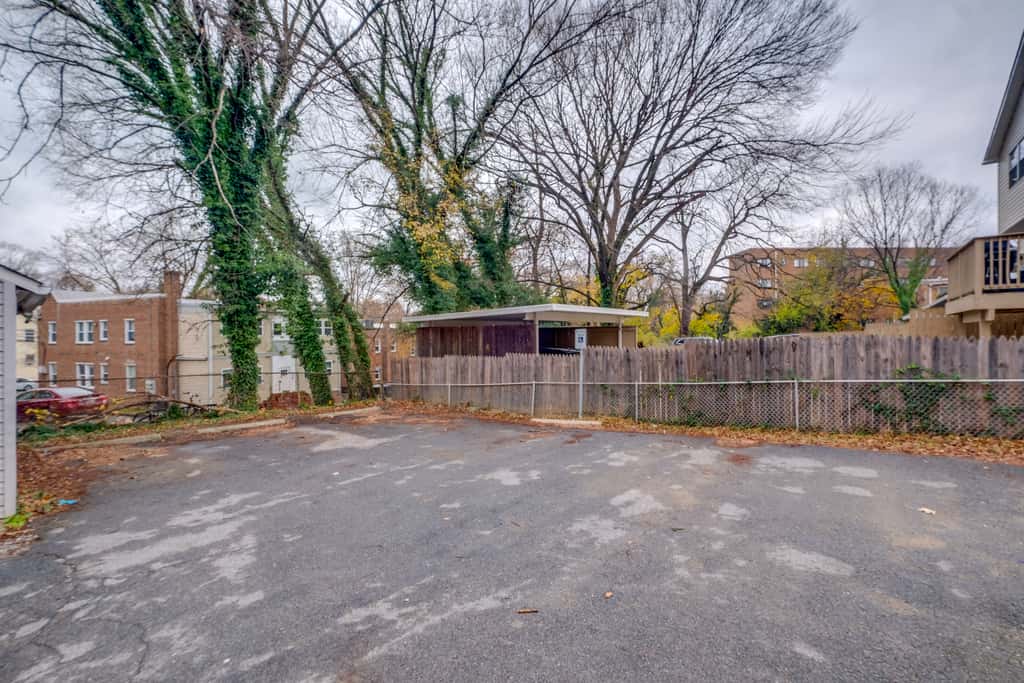 Easy Metro Access: WFH-Friendly Apt 7 Mi to DC!