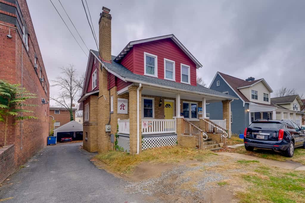 Easy Metro Access: WFH-Friendly Apt 7 Mi to DC!