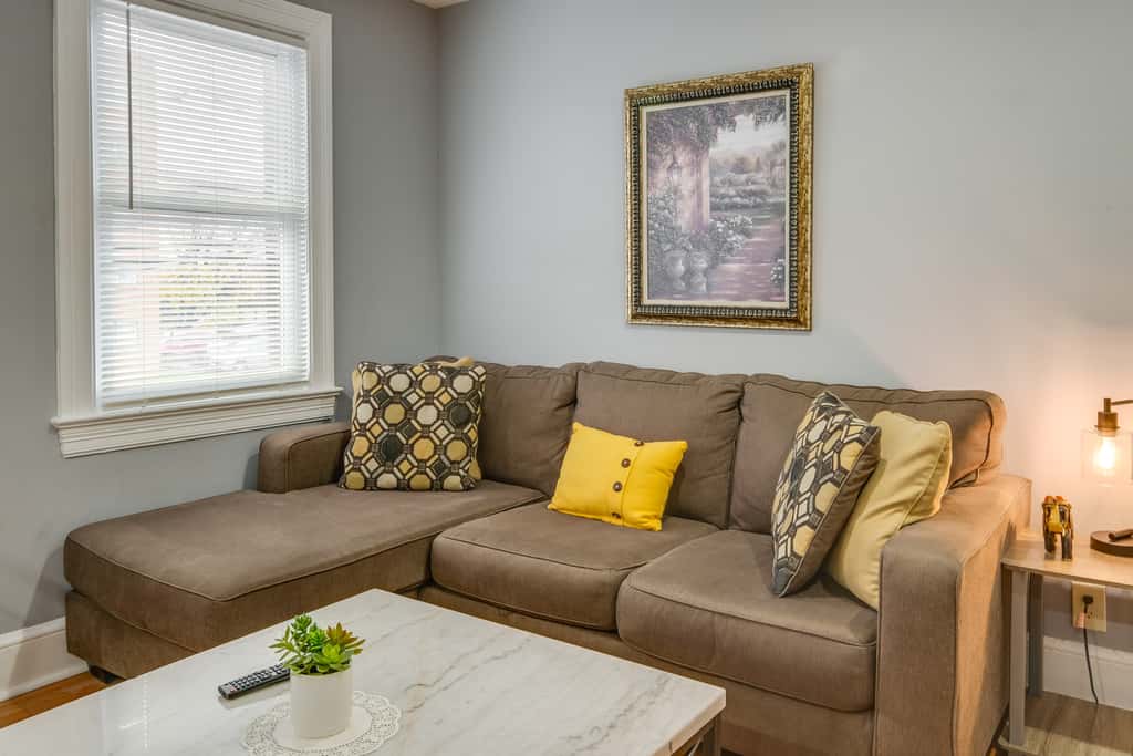 Easy Metro Access: WFH-Friendly Apt 7 Mi to DC!