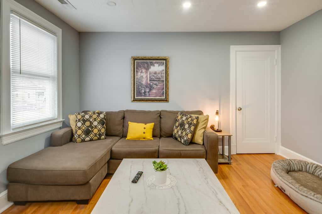 Easy Metro Access: WFH-Friendly Apt 7 Mi to DC!