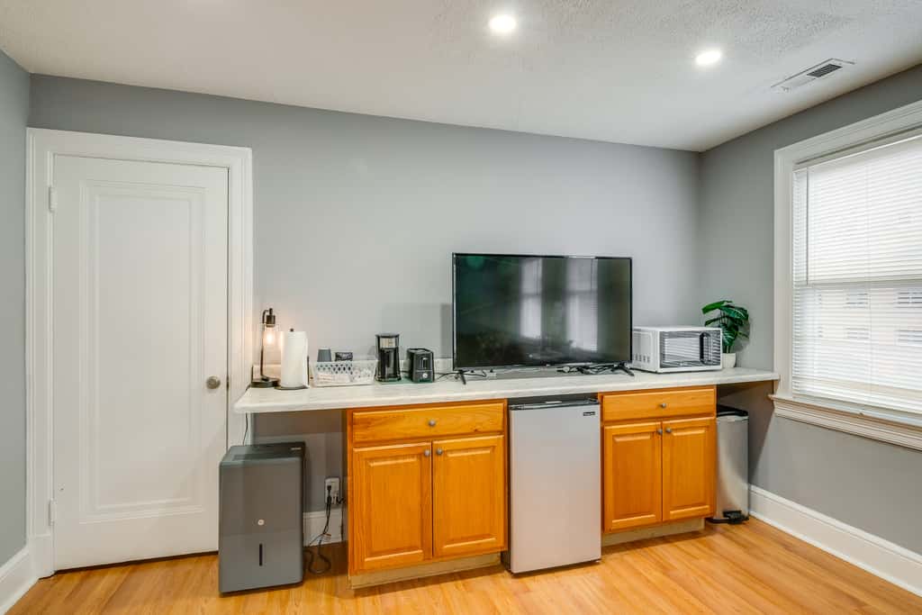 Easy Metro Access: WFH-Friendly Apt 7 Mi to DC!