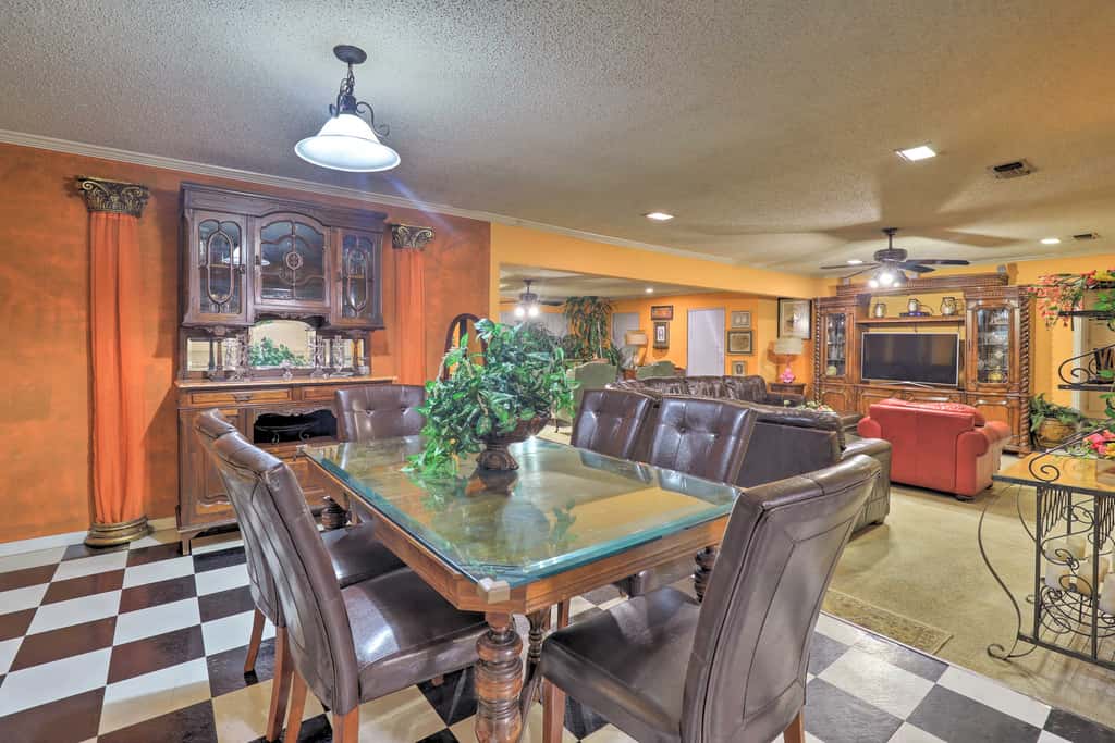 2 Mi to Lake Arlington: Spacious Escape w/ Deck