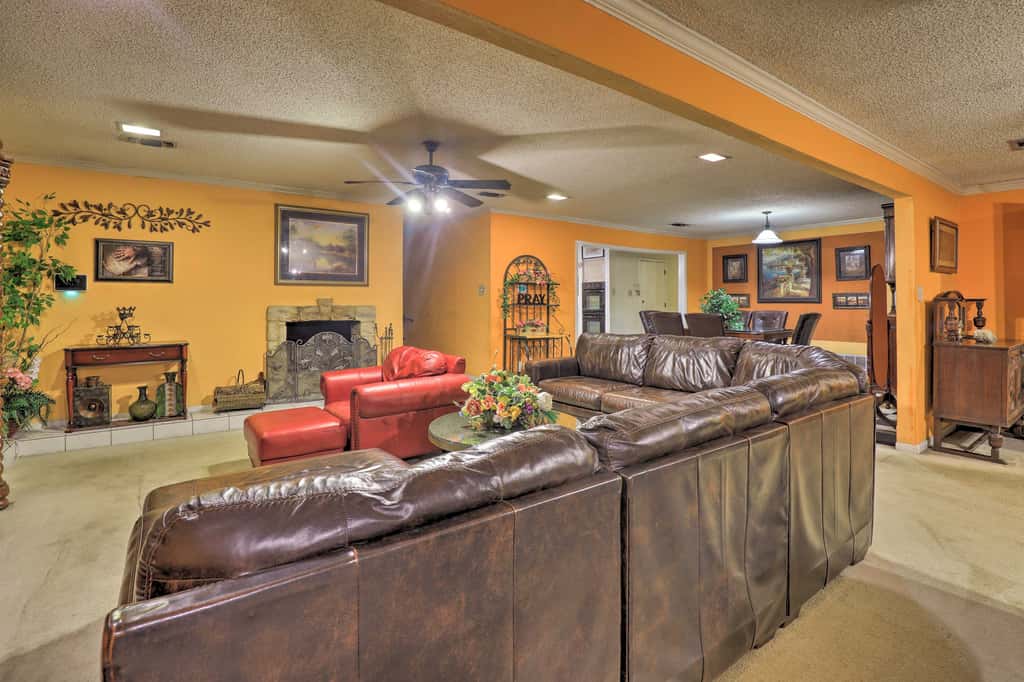 2 Mi to Lake Arlington: Spacious Escape w/ Deck