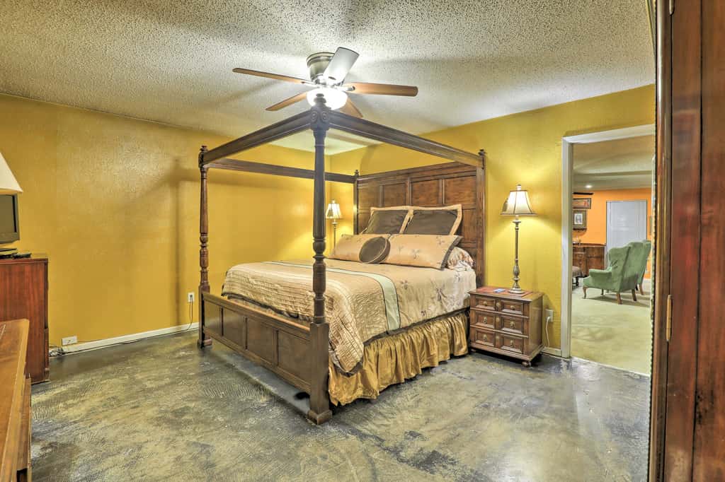 2 Mi to Lake Arlington: Spacious Escape w/ Deck