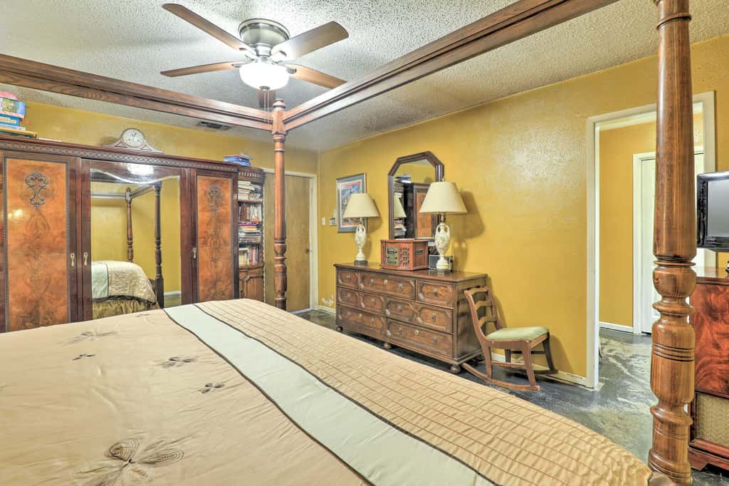 2 Mi to Lake Arlington: Spacious Escape w/ Deck