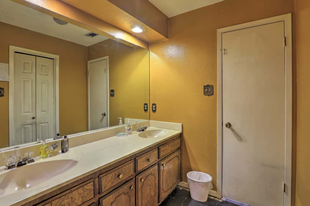 2 Mi to Lake Arlington: Spacious Escape w/ Deck