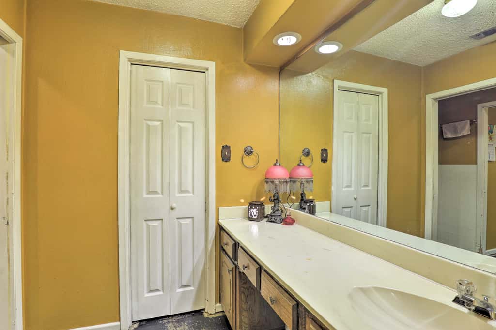 2 Mi to Lake Arlington: Spacious Escape w/ Deck