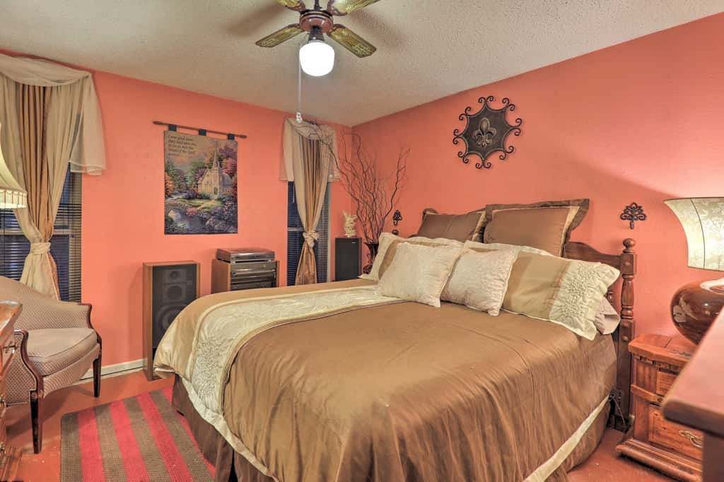 2 Mi to Lake Arlington: Spacious Escape w/ Deck