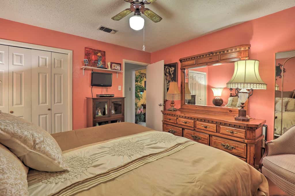 2 Mi to Lake Arlington: Spacious Escape w/ Deck