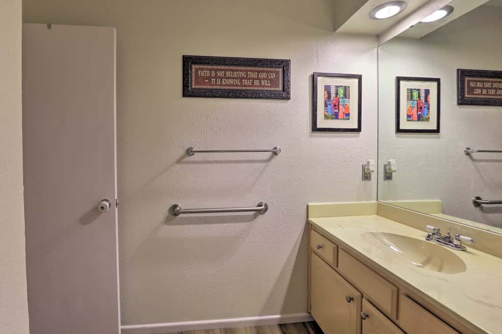 2 Mi to Lake Arlington: Spacious Escape w/ Deck
