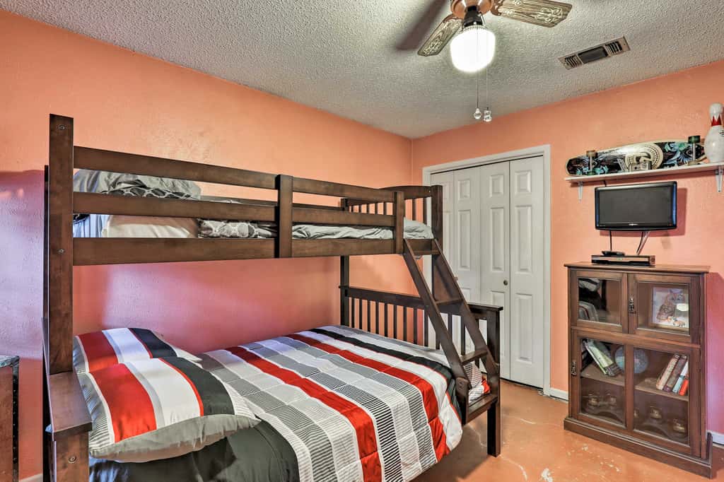 2 Mi to Lake Arlington: Spacious Escape w/ Deck