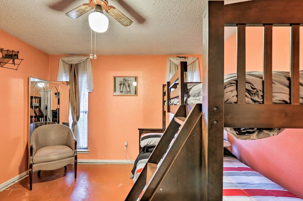 2 Mi to Lake Arlington: Spacious Escape w/ Deck