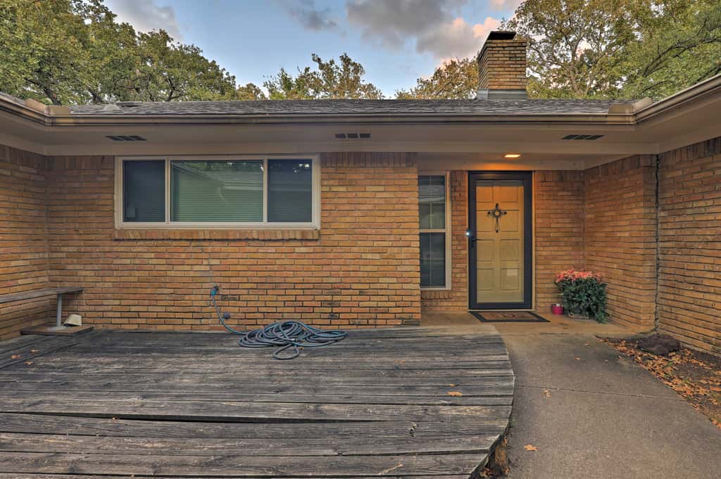2 Mi to Lake Arlington: Spacious Escape w/ Deck