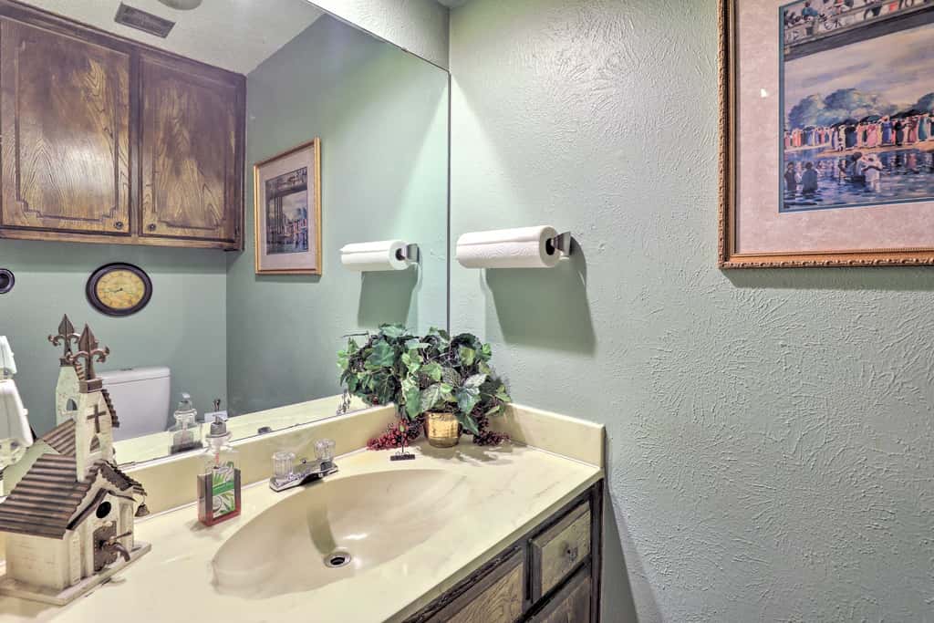 2 Mi to Lake Arlington: Spacious Escape w/ Deck