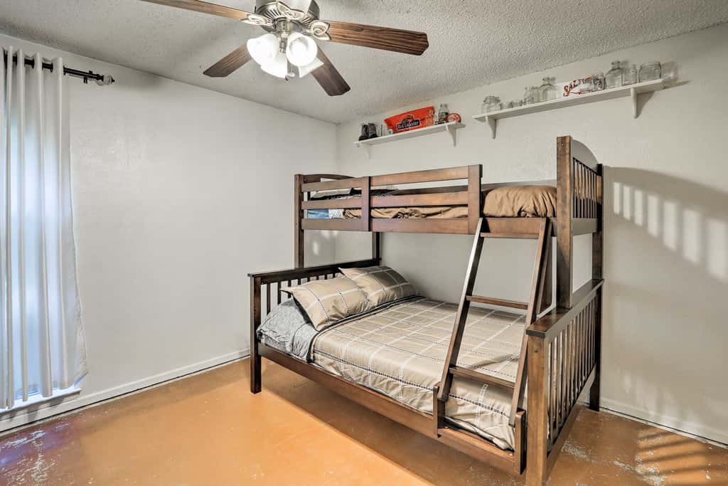 2 Mi to Lake Arlington: Spacious Escape w/ Deck
