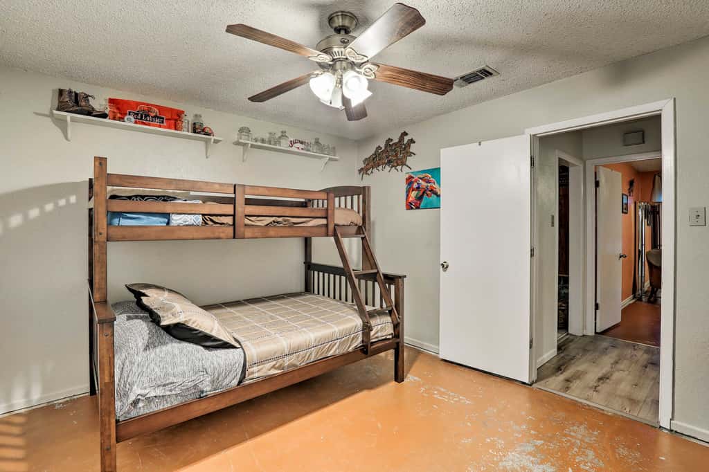 2 Mi to Lake Arlington: Spacious Escape w/ Deck