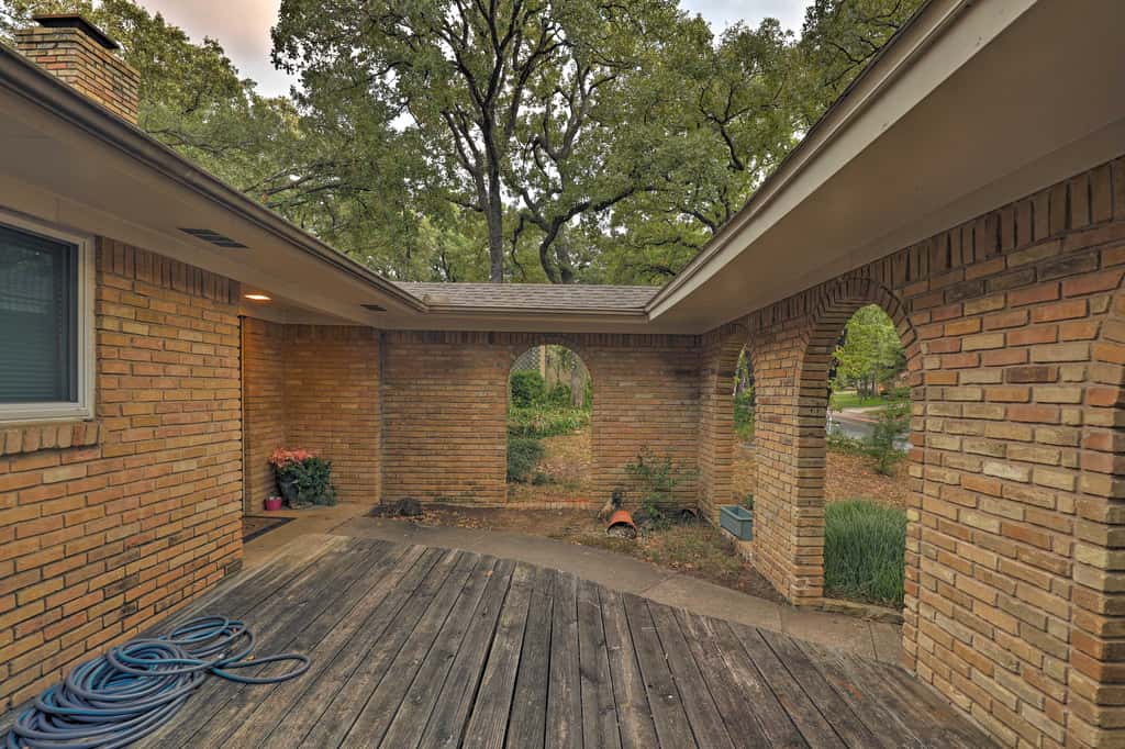 2 Mi to Lake Arlington: Spacious Escape w/ Deck