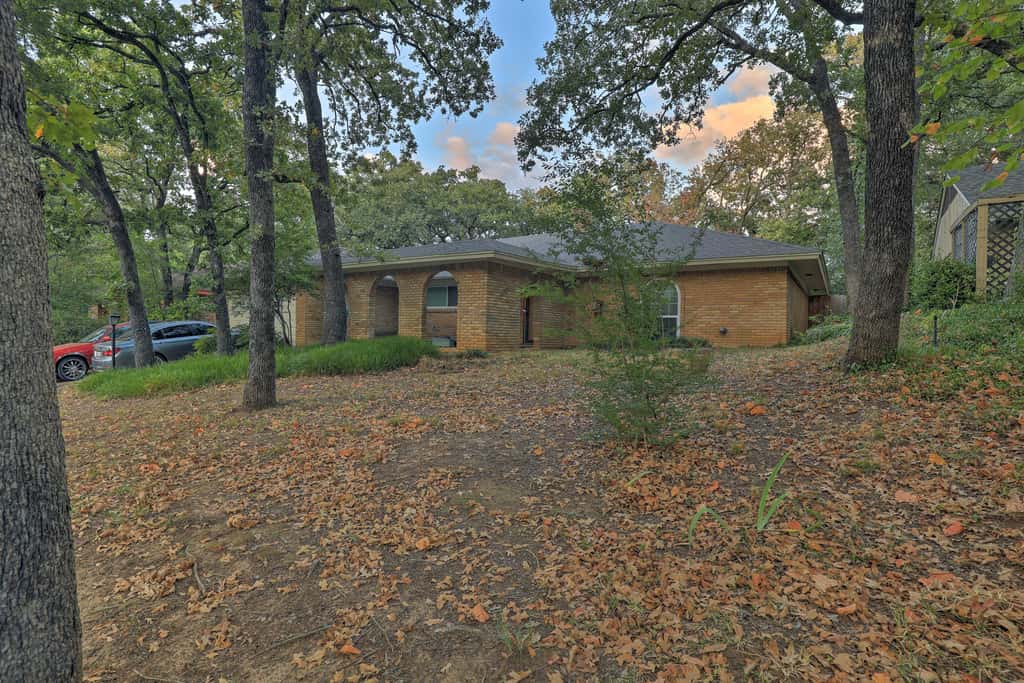 2 Mi to Lake Arlington: Spacious Escape w/ Deck