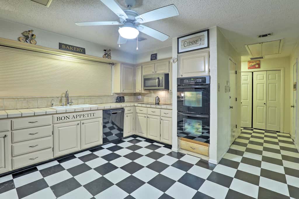 2 Mi to Lake Arlington: Spacious Escape w/ Deck