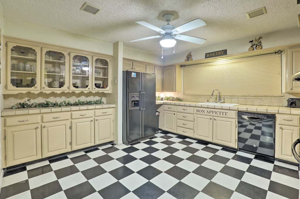 2 Mi to Lake Arlington: Spacious Escape w/ Deck