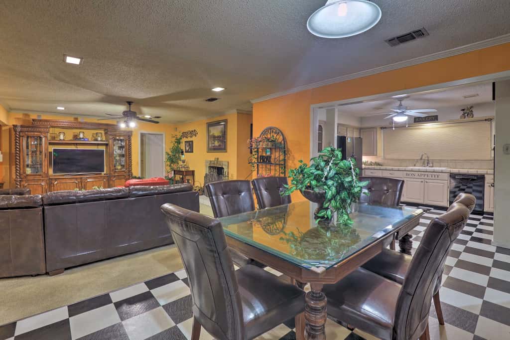 2 Mi to Lake Arlington: Spacious Escape w/ Deck