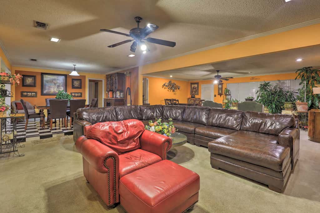 2 Mi to Lake Arlington: Spacious Escape w/ Deck