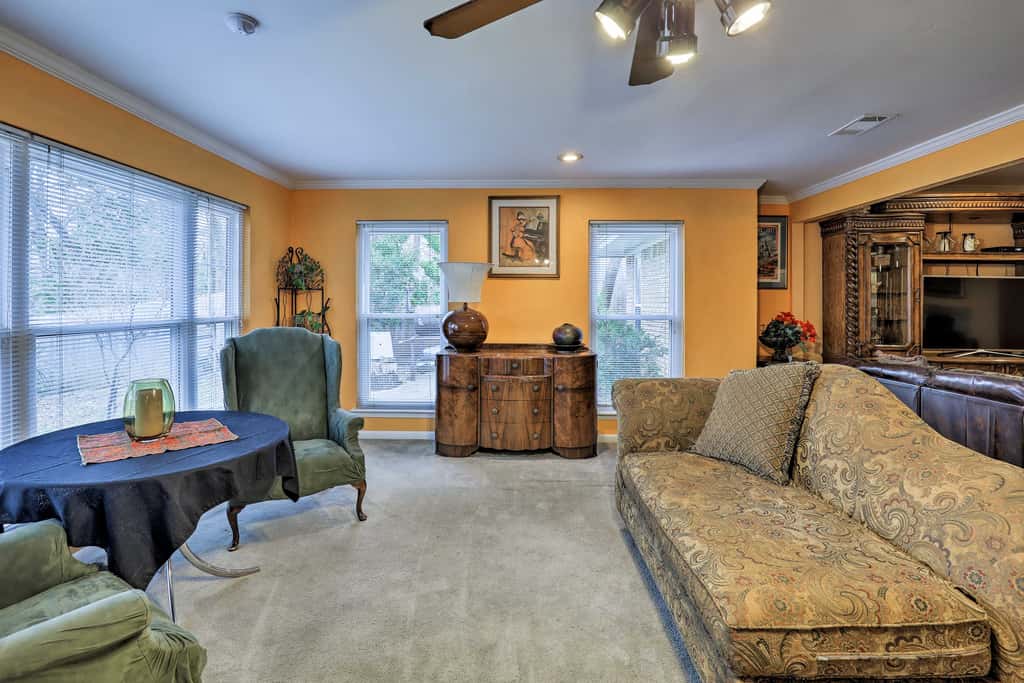 2 Mi to Lake Arlington: Spacious Escape w/ Deck