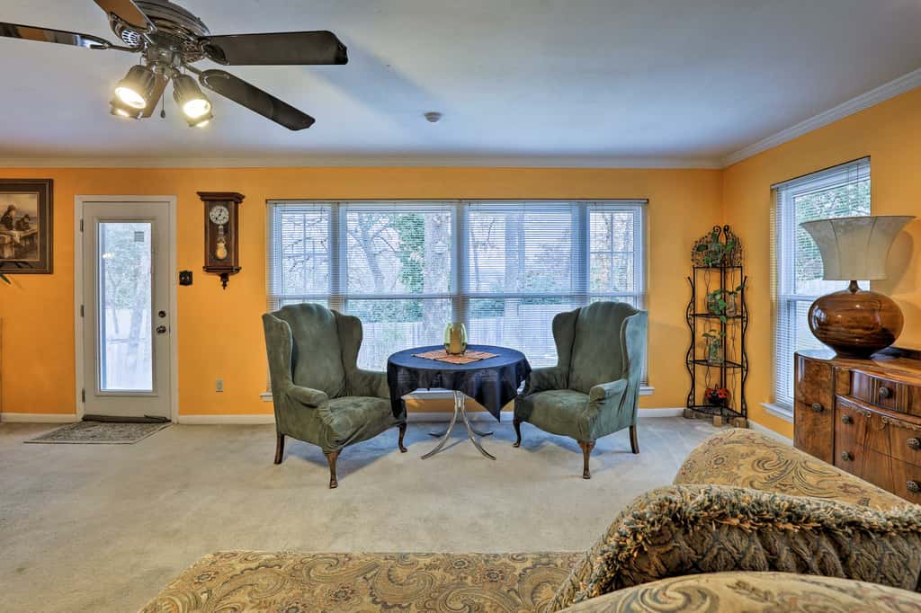 2 Mi to Lake Arlington: Spacious Escape w/ Deck