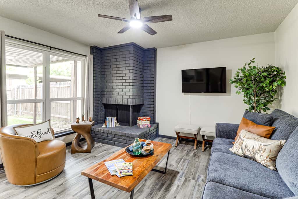5 Mi to AT&T Stadium: Townhome w/ Patio