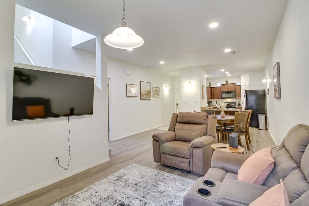 3 Mi to Downtown: WFH-Friendly ABQ Townhome!