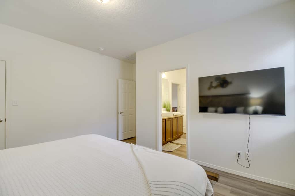 3 Mi to Downtown: WFH-Friendly ABQ Townhome!
