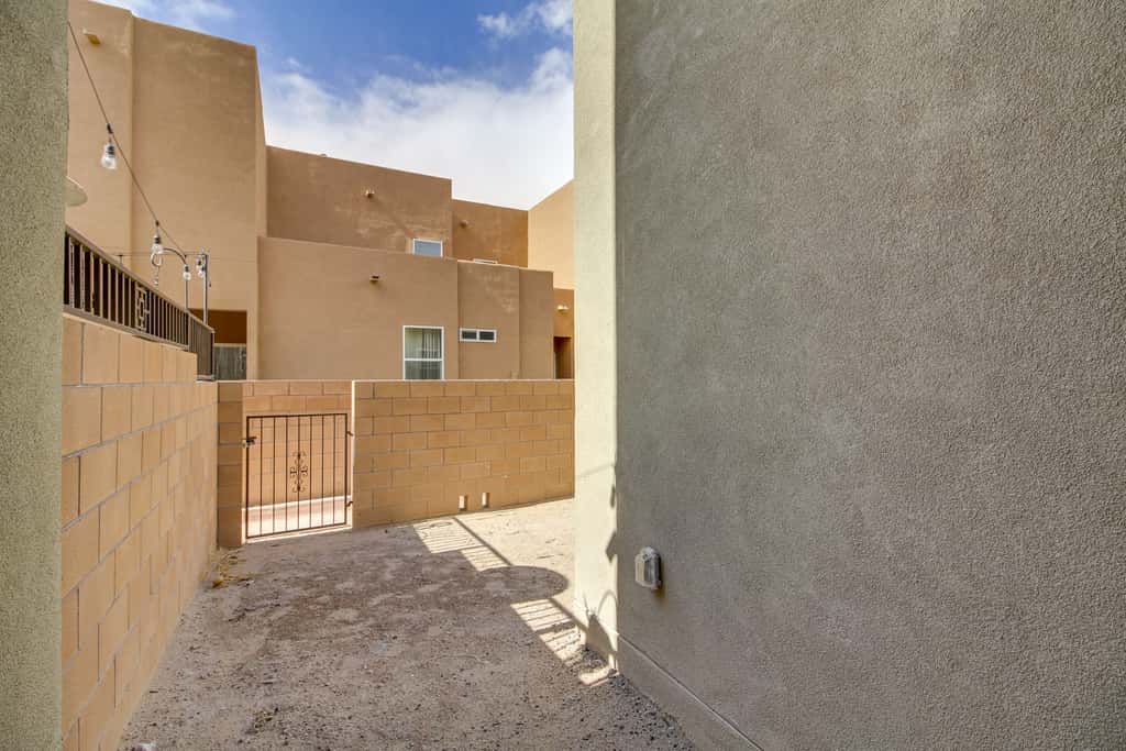 3 Mi to Downtown: WFH-Friendly ABQ Townhome!