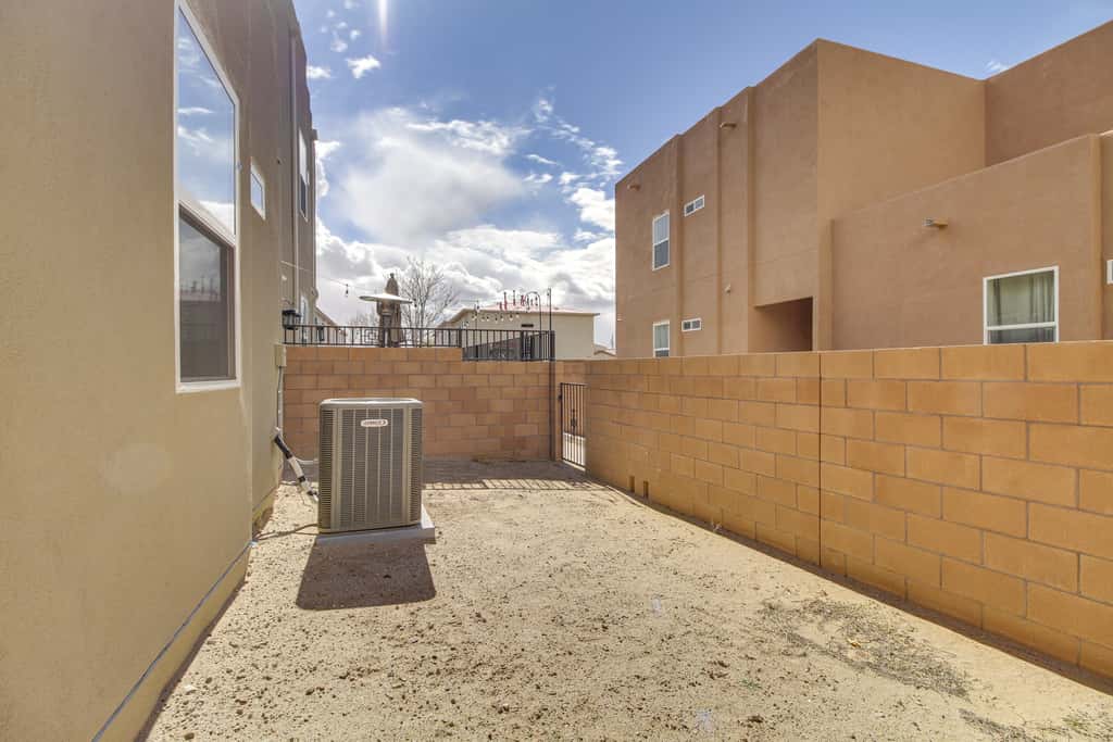 3 Mi to Downtown: WFH-Friendly ABQ Townhome!