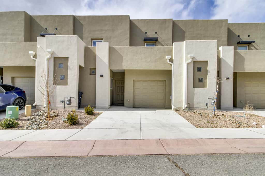 3 Mi to Downtown: WFH-Friendly ABQ Townhome!