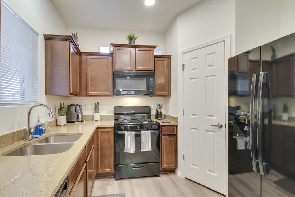3 Mi to Downtown: WFH-Friendly ABQ Townhome!
