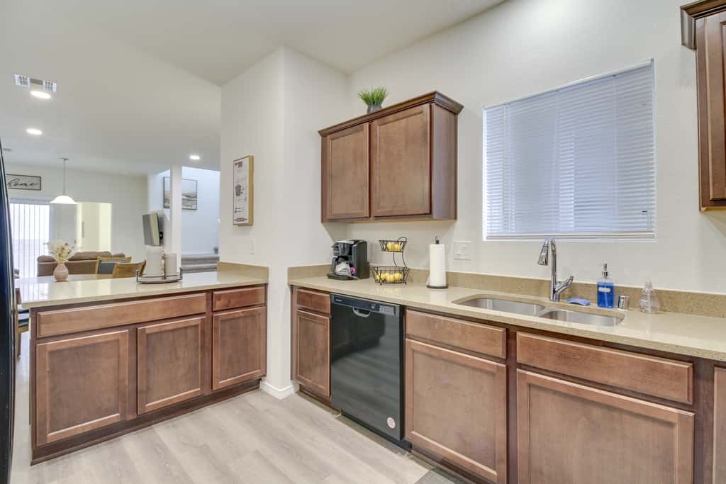 3 Mi to Downtown: WFH-Friendly ABQ Townhome!
