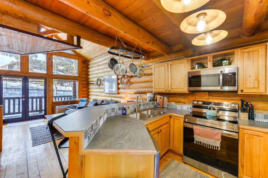 Jackson Condo w/ Fireplace < Half Mi to Snow King!