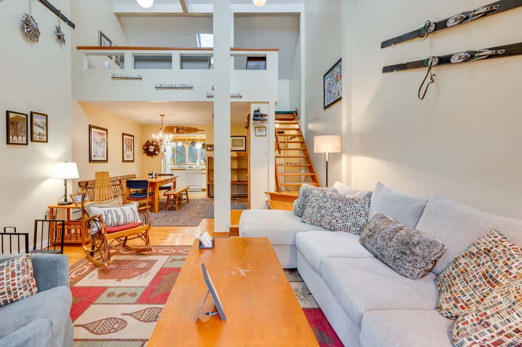 Cozy Bretton Woods Ski-In/Ski-Out Condo w/ Deck!