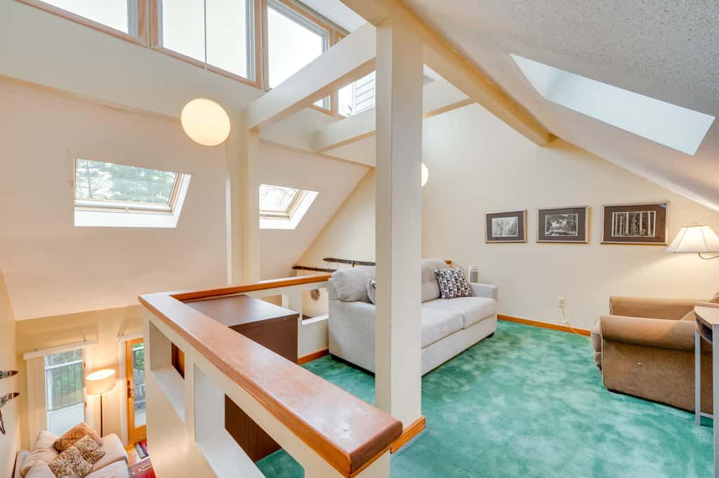 Cozy Bretton Woods Ski-In/Ski-Out Condo w/ Deck!