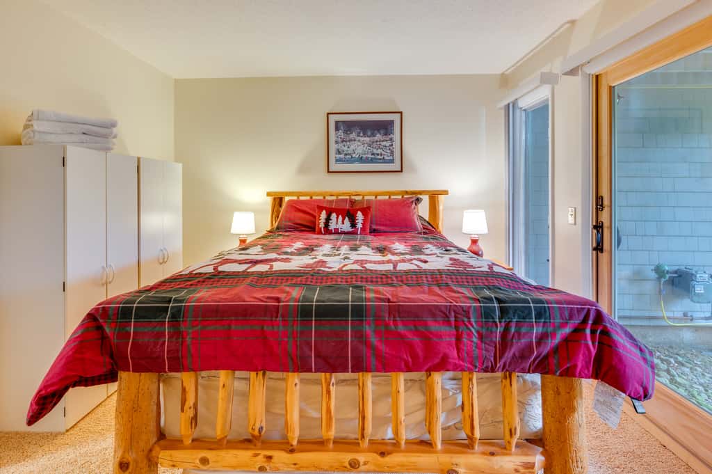 Cozy Bretton Woods Ski-In/Ski-Out Condo w/ Deck!