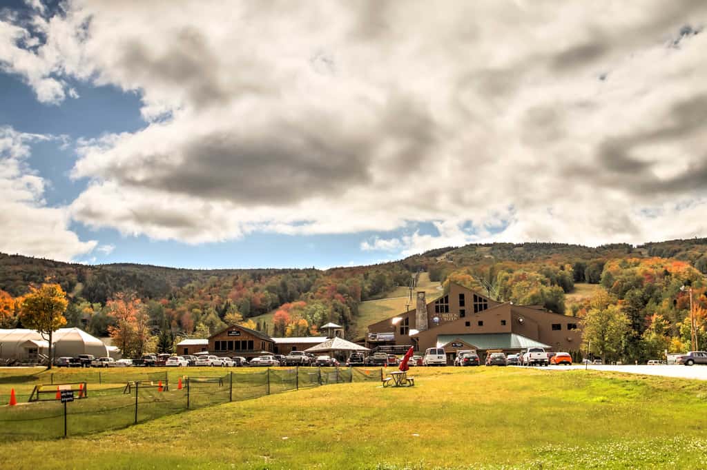 Cozy Bretton Woods Ski-In/Ski-Out Condo w/ Deck!