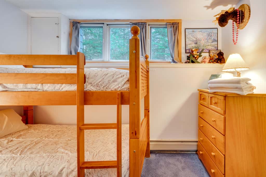 Cozy Bretton Woods Ski-In/Ski-Out Condo w/ Deck!